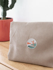 Grande pochette en velours côtelé beige. Exemplaire unique.