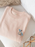 Load image into Gallery viewer, Sweat-shirt femme rose écusson brodé Rideuse à vélo
