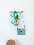 Load image into Gallery viewer, Pochette sacoche en éponge vert sauge avec corde amovible
