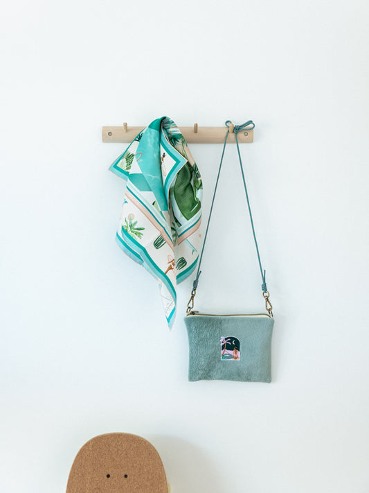 Pochette sacoche en éponge vert sauge avec corde amovible