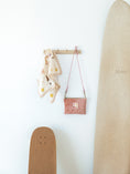 Load image into Gallery viewer, Pochette sacoche en éponge terracotta avec corde amovible
