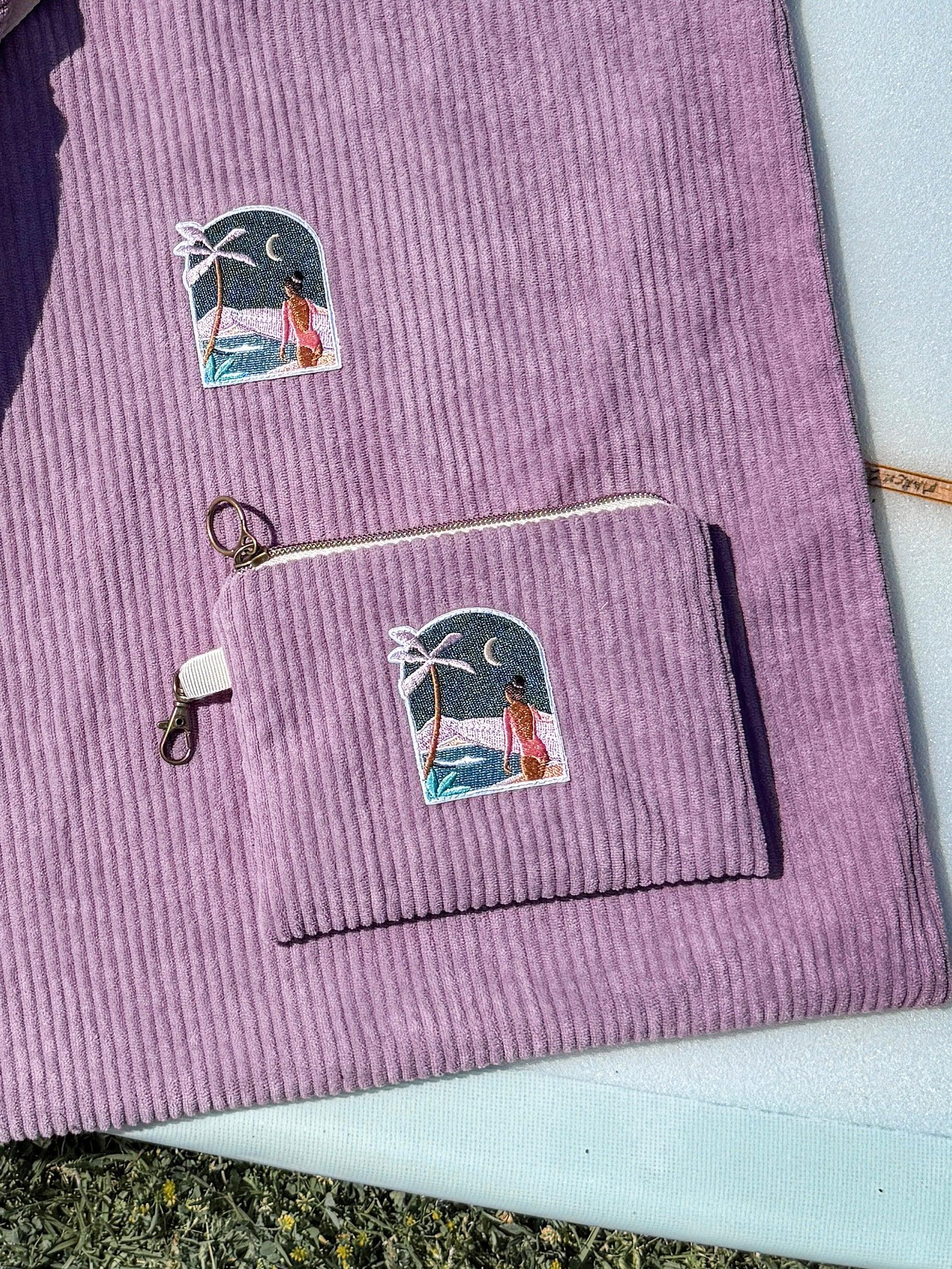 Pochette en velours parme en pré-commande