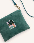 Load image into Gallery viewer, Pochette sacoche en éponge vert forêt avec corde amovible
