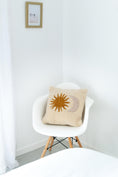 Load image into Gallery viewer, Coussin tufté Sun & moon
