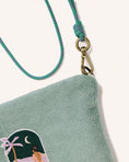Load image into Gallery viewer, Pochette sacoche en éponge vert sauge avec corde amovible
