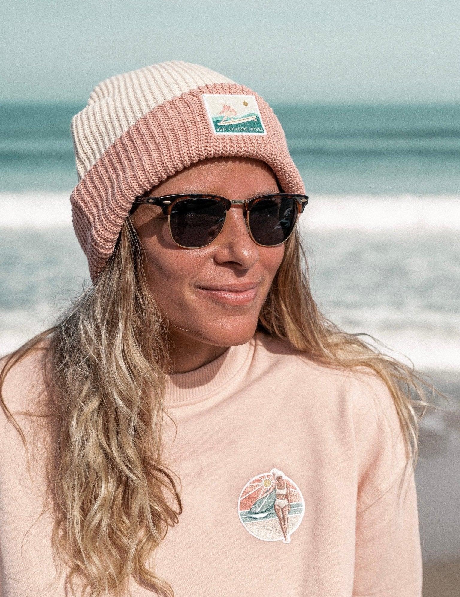 Bonnet Écru & rose en coton bio Busy chasing waves - Les Rideuses