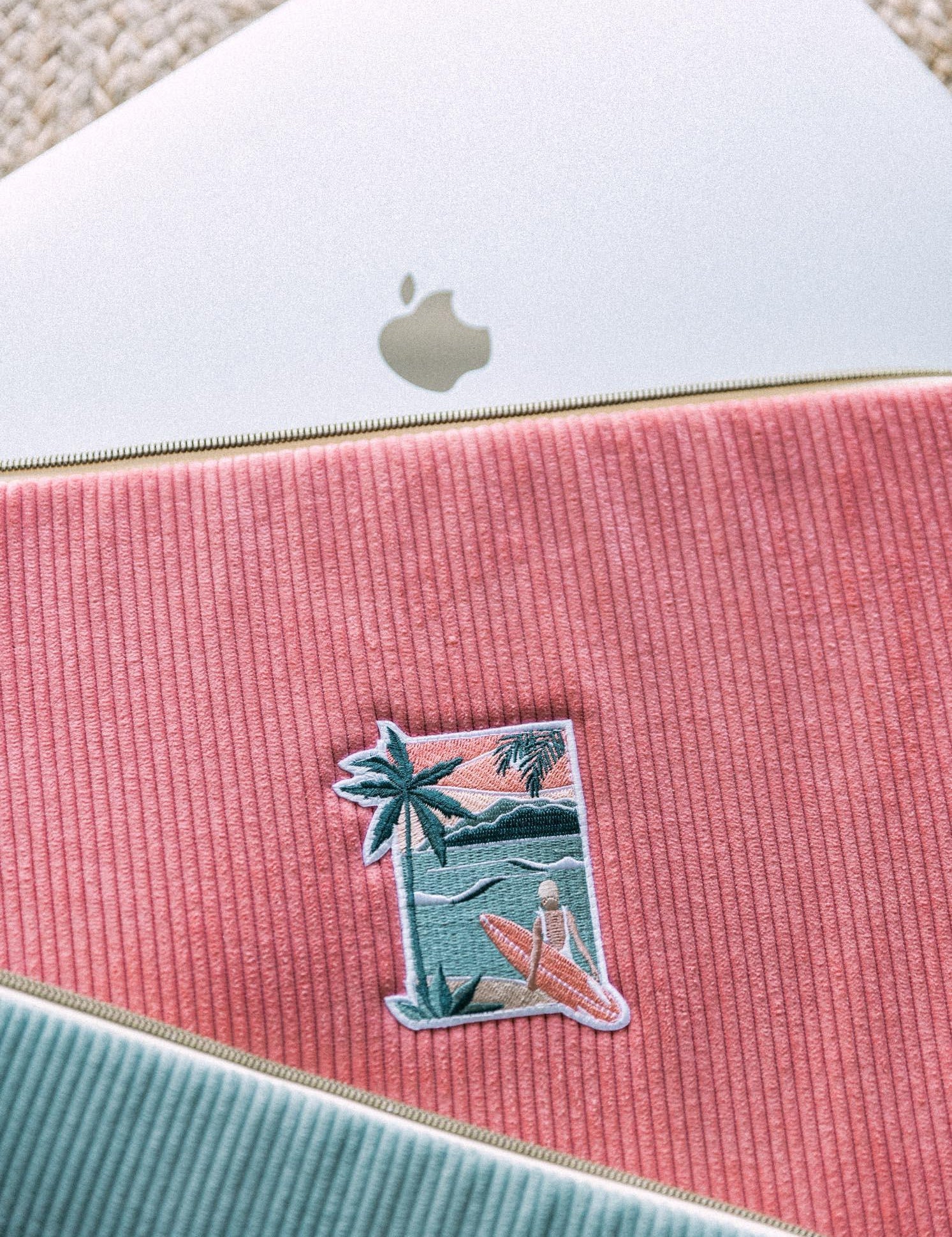 Pochette d’ordinateur en velours côtelé rose - Les Rideuses