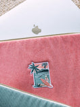Load image into Gallery viewer, Pochette d’ordinateur en velours côtelé rose - Les Rideuses
