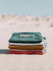 Pochette en velours côtelé vert sapin / Busy chasing wave blonde - Les Rideuses