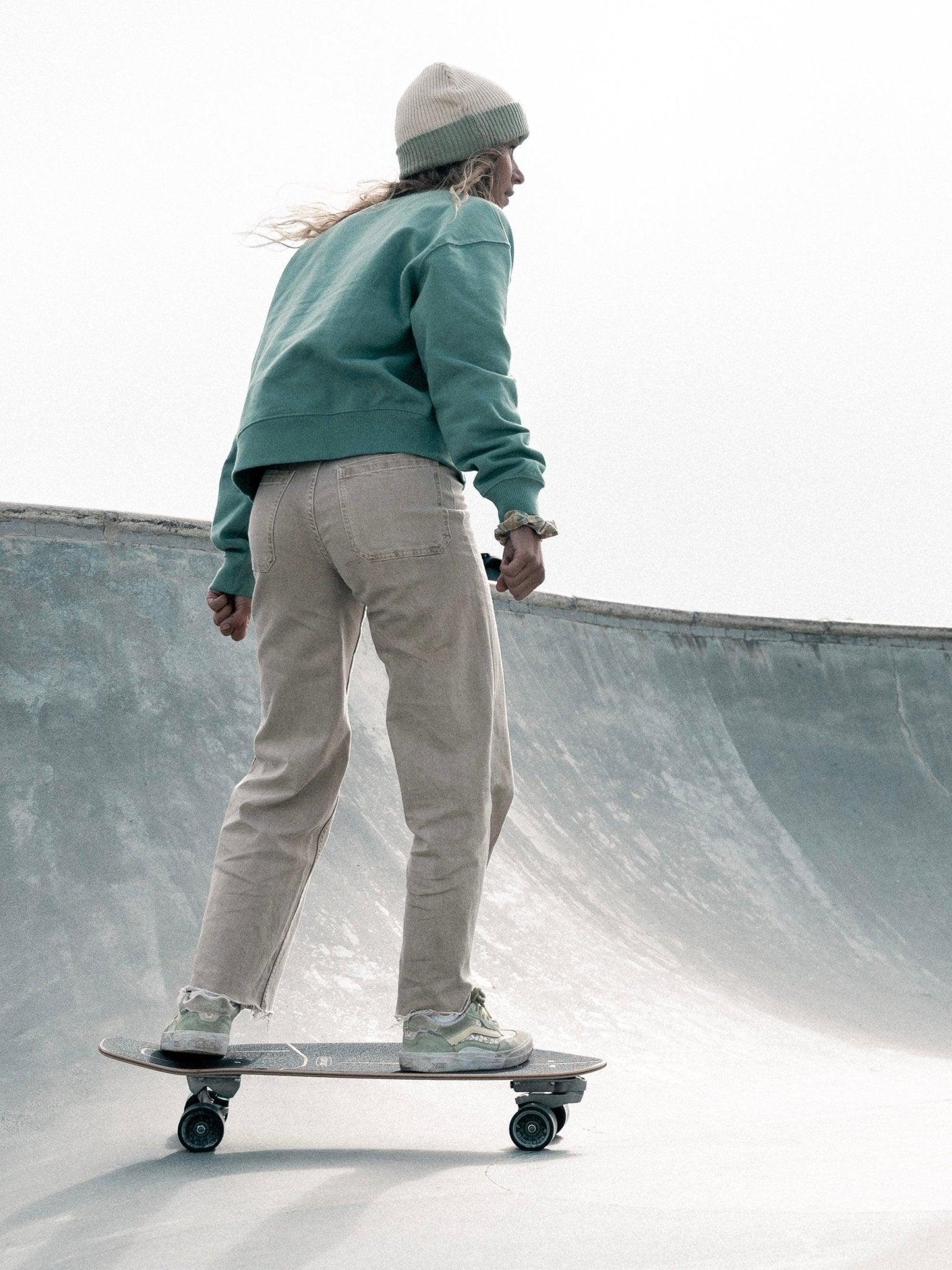 Sweat-shirt femme écusson brodé Busy chasing waves (blonde) - Les Rideuses