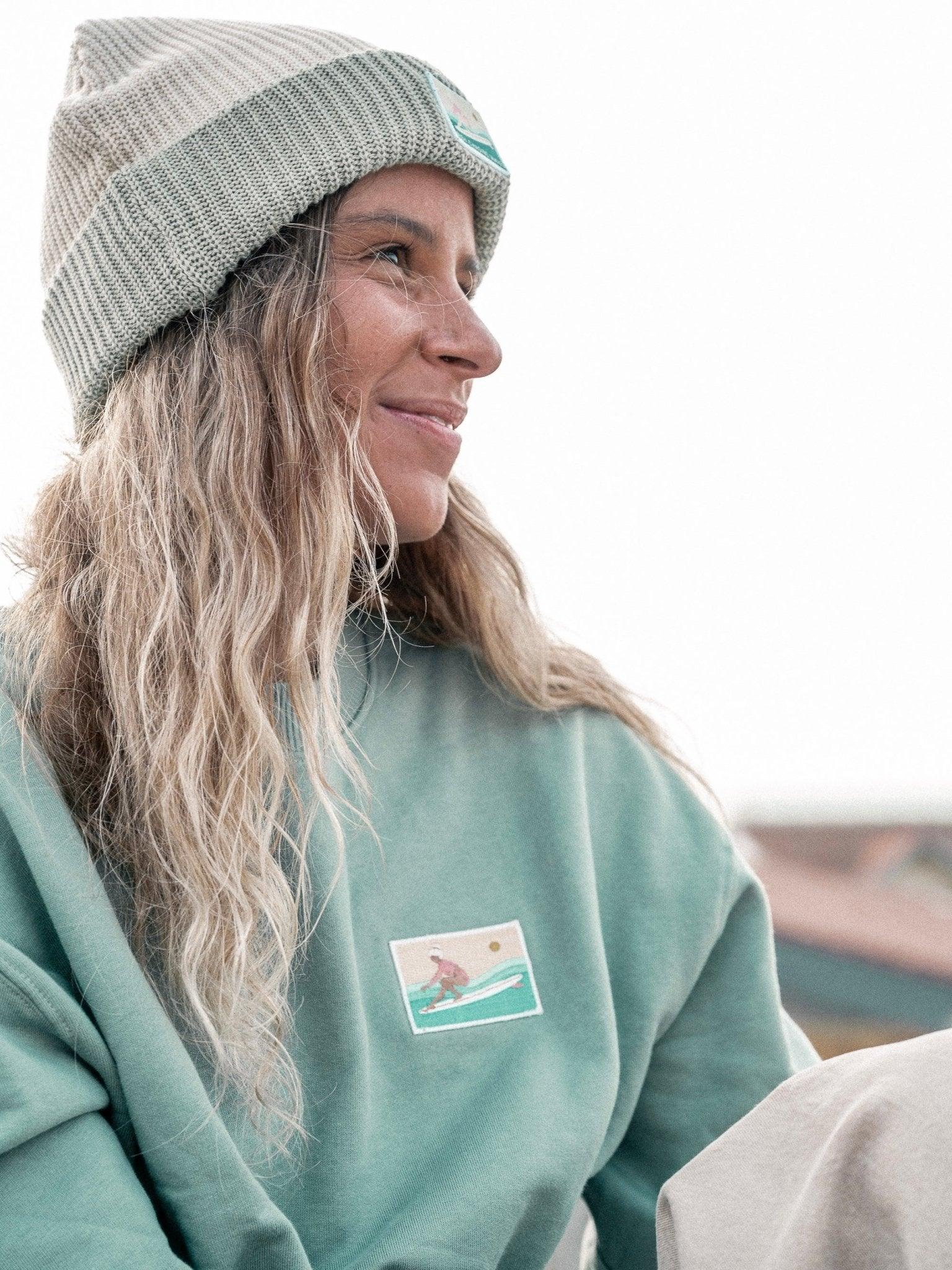 Sweat-shirt femme écusson brodé Busy chasing waves (blonde) - Les Rideuses