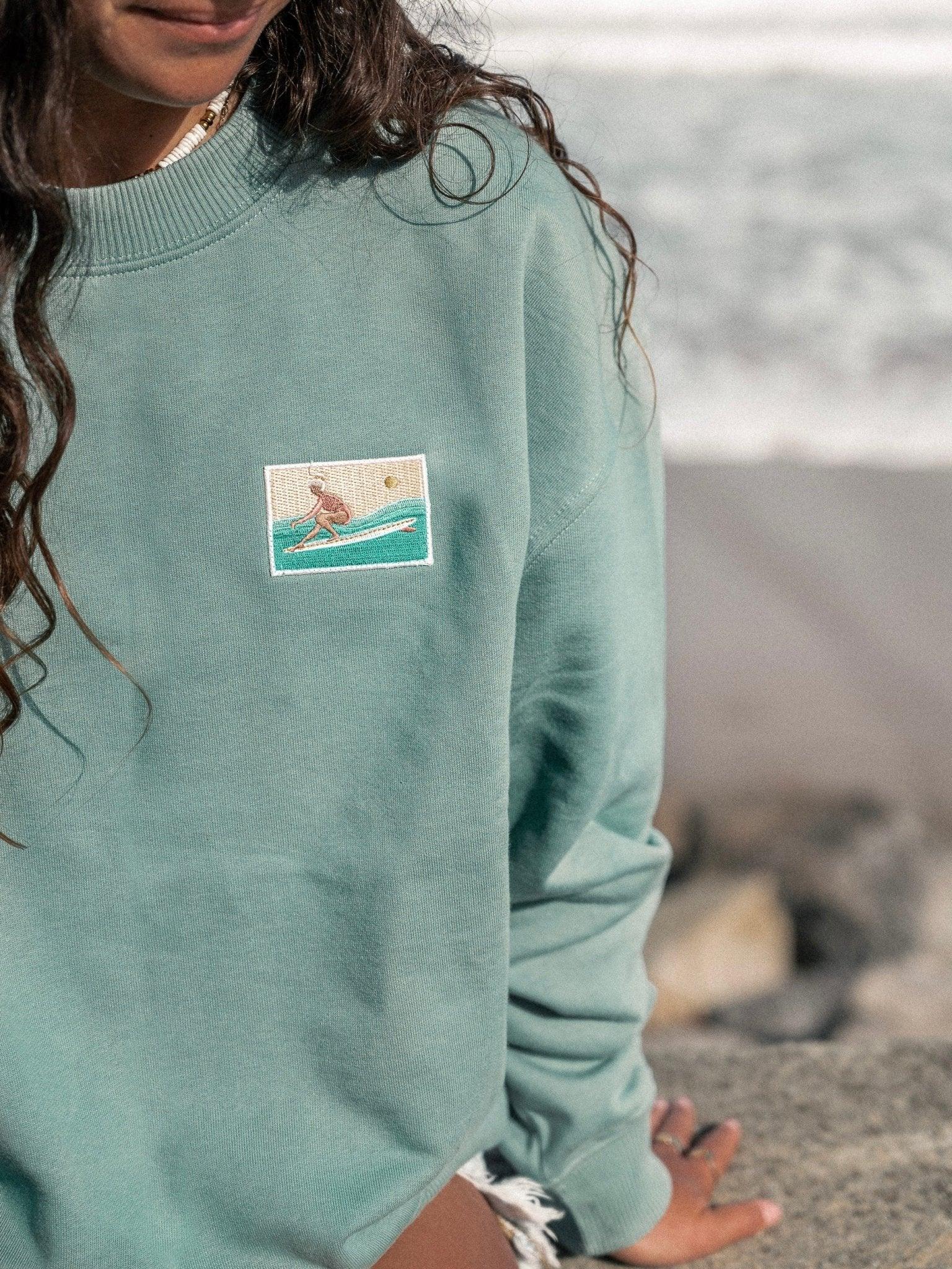 Sweat-shirt femme écusson brodé Busy chasing waves (blonde) - Les Rideuses