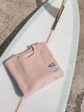 Cargar la imagen en la vista de la galería, Sweat-shirt femme écusson brodé Surfers' heaven - Les Rideuses
