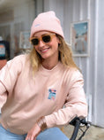 Charger l'image dans la visionneuse de la galerie, Sweat-shirt femme écusson brodé Surfers' heaven / Pro - Les Rideuses
