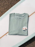 Cargar la imagen en la vista de la galería, T-shirt boxy femme écusson brodé Free surfing - Les Rideuses

