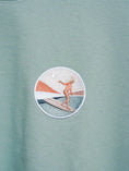 Cargar la imagen en la vista de la galería, T-shirt boxy femme écusson brodé Free surfing - Les Rideuses
