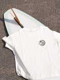 Load image into Gallery viewer, T-shirt boxy femme écusson brodé Let's go surfing - Les Rideuses
